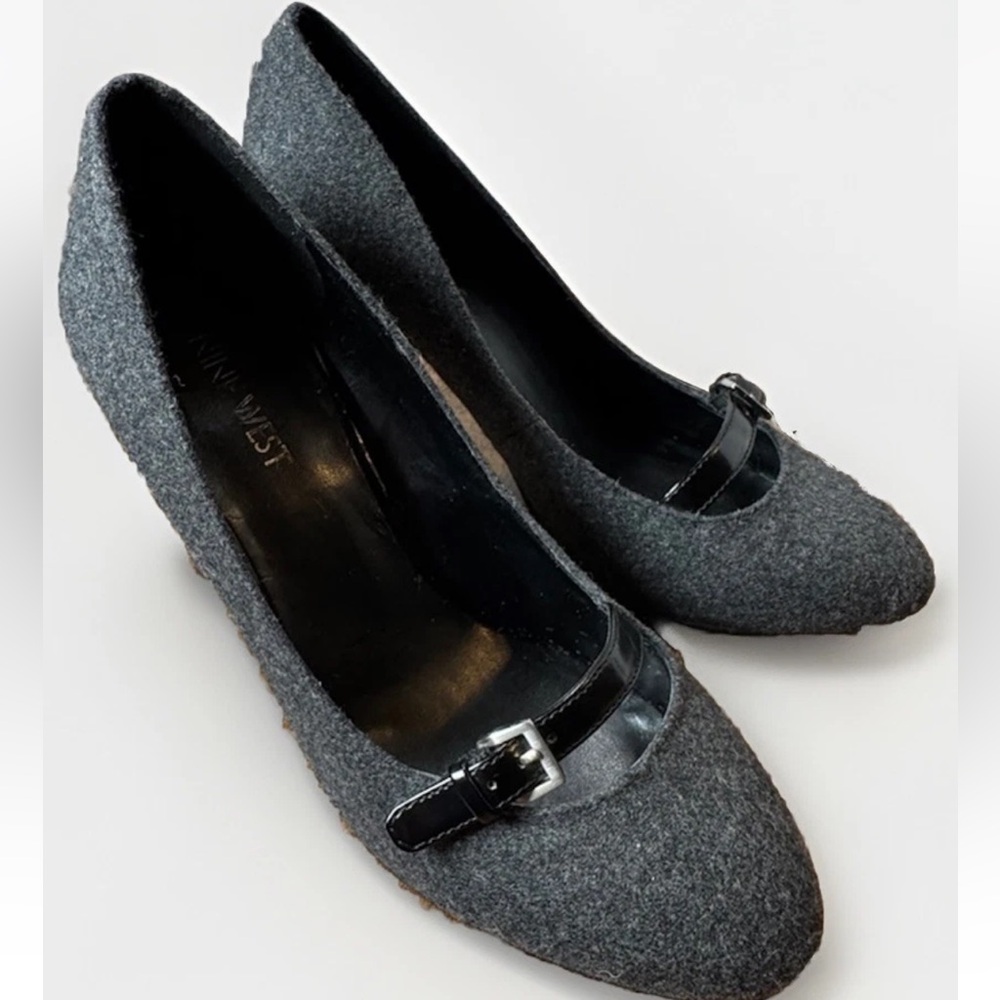 (7.5.) NINE WEST Dark Gray Textile Tall Heeled Shoes w/ Patent Leather